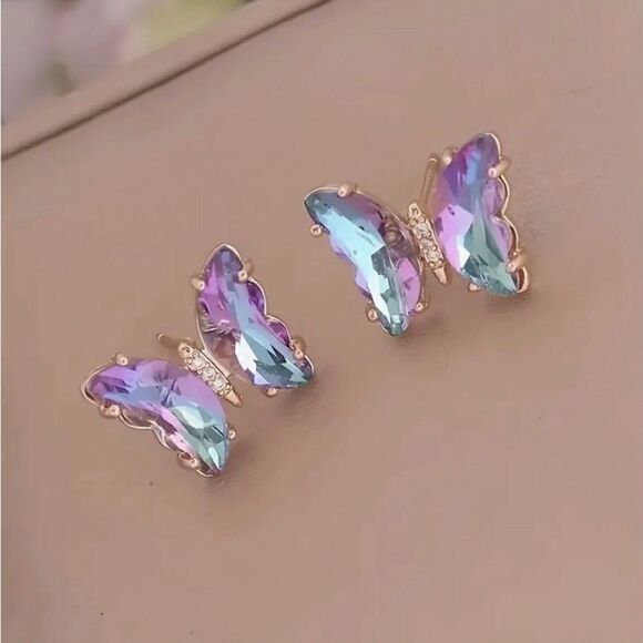 💜 Betsey Johnson stunning & sparkling light purple butterfly studs 💜 - Picture 2 of 6